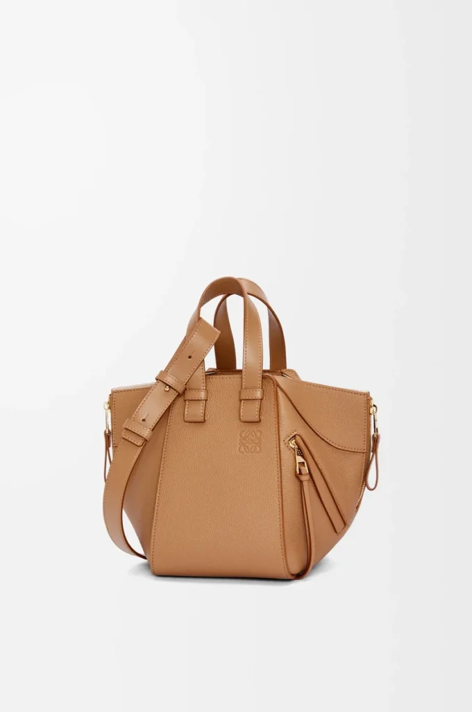 Kompakte Hammock-Tasche aus weichem genarbtem Kalbsleder in Toffee