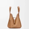 Kompakte Hammock-Tasche aus weichem genarbtem Kalbsleder in Toffee