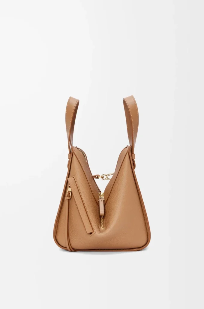 Kompakte Hammock-Tasche aus weichem genarbtem Kalbsleder in Toffee
