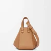 Kompakte Hammock-Tasche aus weichem genarbtem Kalbsleder in Toffee