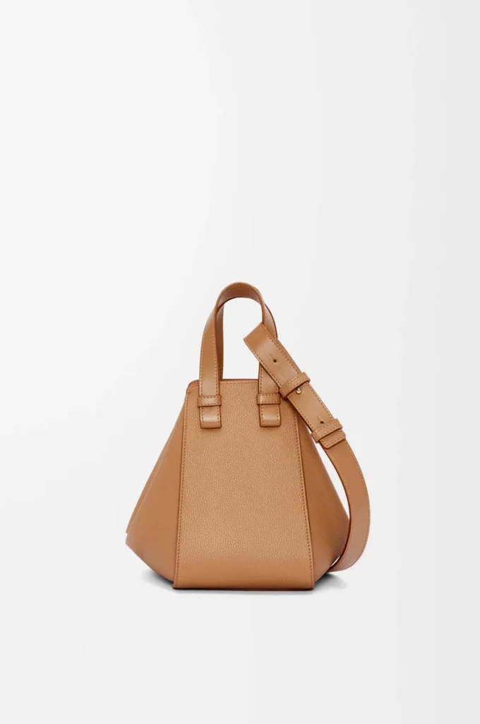 Kompakte Hammock-Tasche aus weichem genarbtem Kalbsleder in Toffee