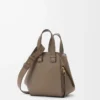 Kompakte Hammock-Tasche aus weichem genarbtem Kalbsleder Taupe