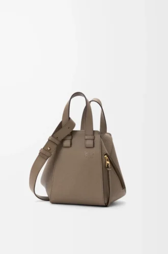 Kompakte Hammock-Tasche aus weichem genarbtem Kalbsleder Taupe