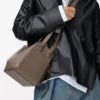Kompakte Hammock-Tasche aus weichem genarbtem Kalbsleder Taupe