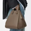 Kompakte Hammock-Tasche aus weichem genarbtem Kalbsleder Taupe