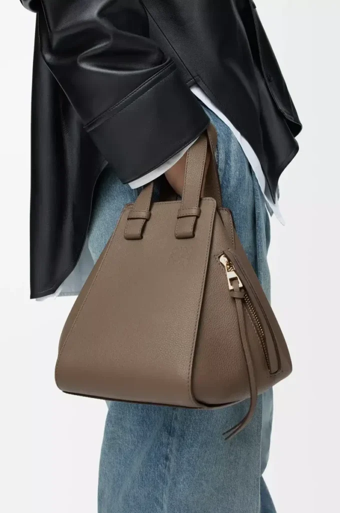 Kompakte Hammock-Tasche aus weichem genarbtem Kalbsleder Taupe