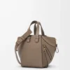 Kompakte Hammock-Tasche aus weichem genarbtem Kalbsleder Taupe