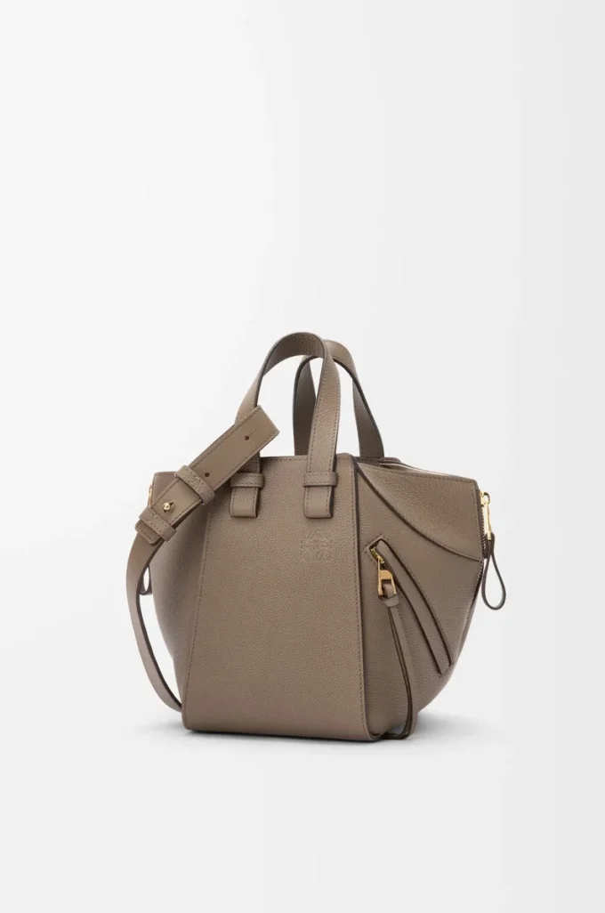 Kompakte Hammock-Tasche aus weichem genarbtem Kalbsleder Taupe