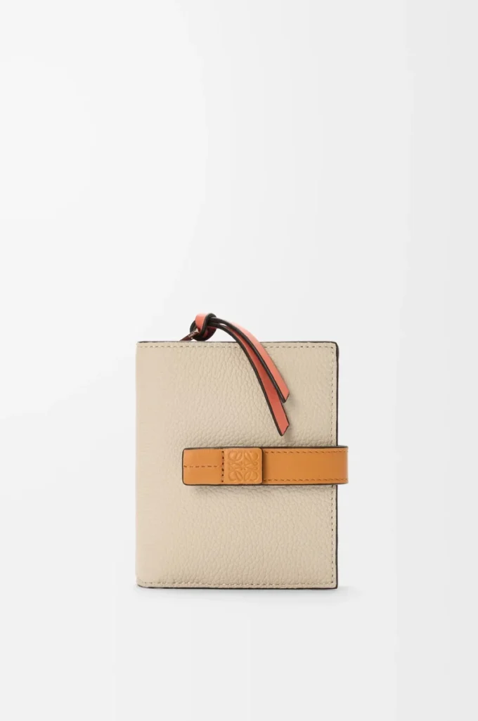 Kompakte Reißverschlussbrieftasche aus weichem genarbtem Kalbsleder Light Oat/Honey