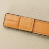 Kompakte Reißverschlussbrieftasche aus weichem genarbtem Kalbsleder Light Oat/Honey