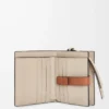 Kompakte Reißverschlussbrieftasche aus weichem genarbtem Kalbsleder Rosemary/Tan