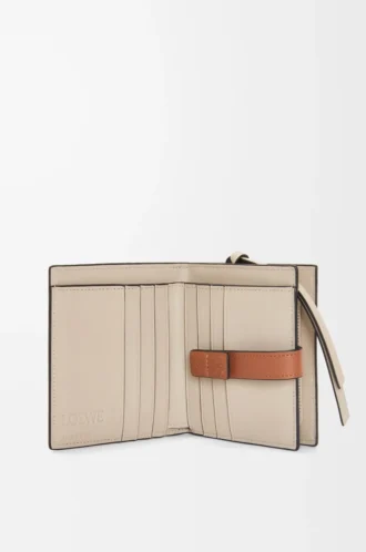 Kompakte Reißverschlussbrieftasche aus weichem genarbtem Kalbsleder Rosemary/Tan