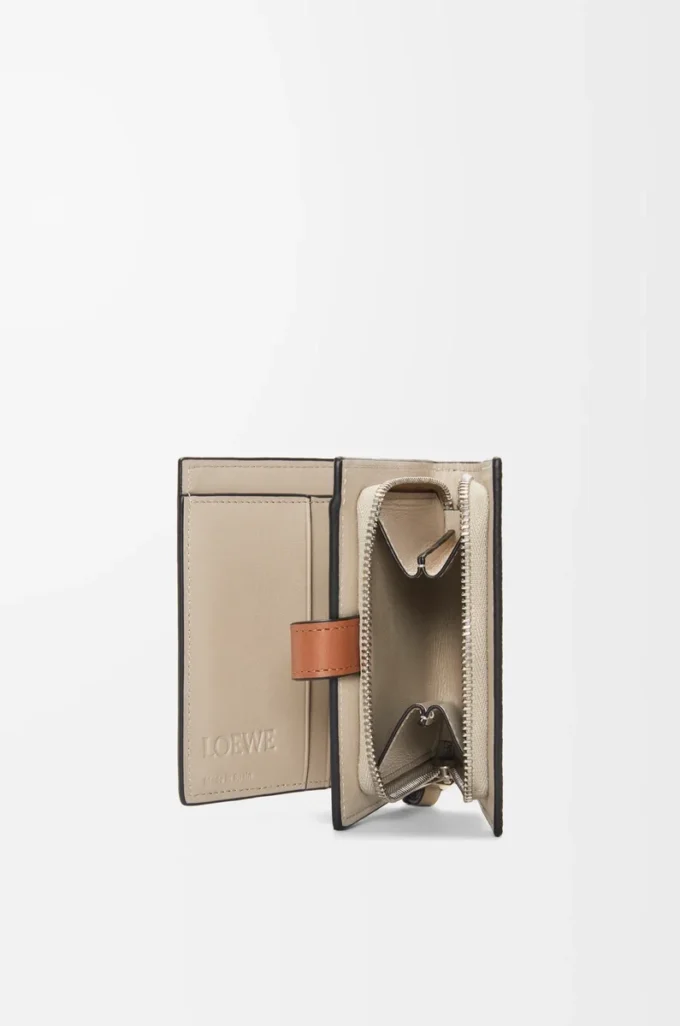 Kompakte Reißverschlussbrieftasche aus weichem genarbtem Kalbsleder Rosemary/Tan