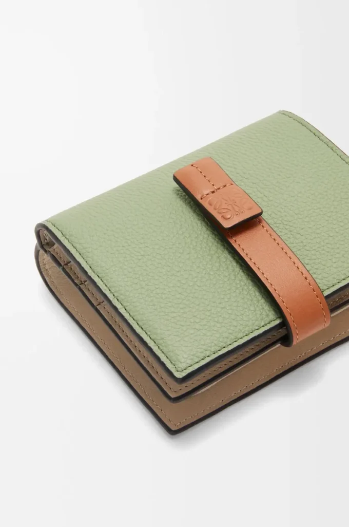 Kompakte Reißverschlussbrieftasche aus weichem genarbtem Kalbsleder Rosemary/Tan