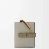 Kompakte Reißverschlussbrieftasche aus weichem genarbtem Kalbsleder Shell Grey/Eucalyptus