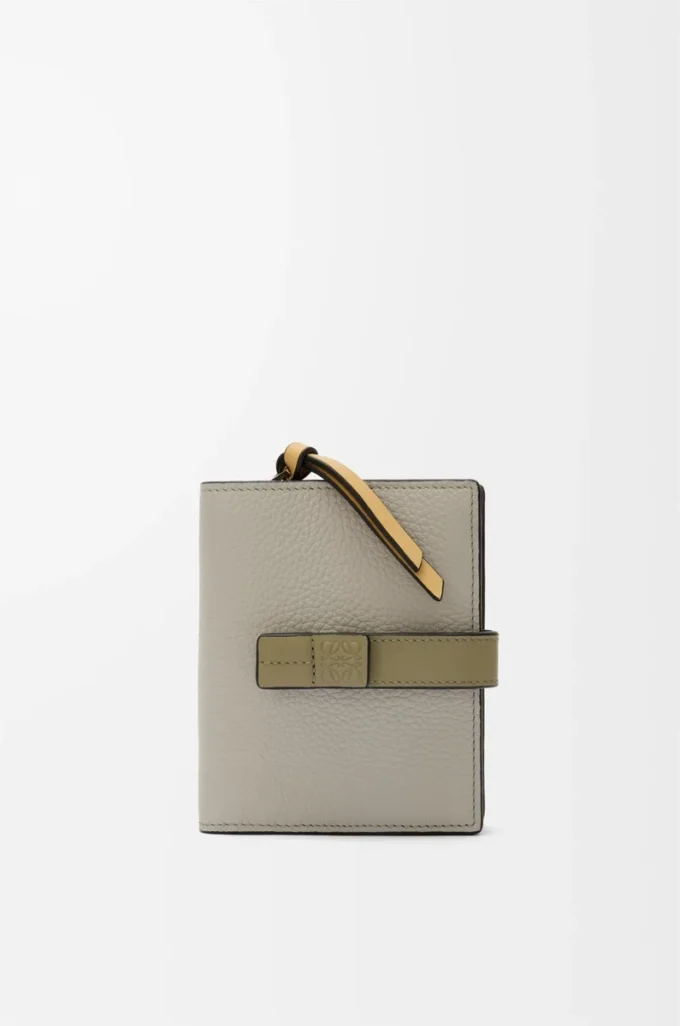 Kompakte Reißverschlussbrieftasche aus weichem genarbtem Kalbsleder Shell Grey/Eucalyptus