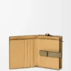 Kompakte Reißverschlussbrieftasche aus weichem genarbtem Kalbsleder Shell Grey/Eucalyptus