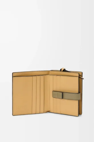 Kompakte Reißverschlussbrieftasche aus weichem genarbtem Kalbsleder Shell Grey/Eucalyptus