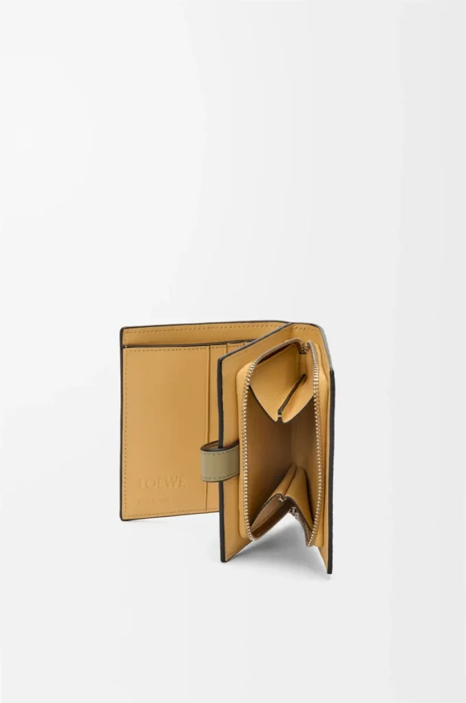 Kompakte Reißverschlussbrieftasche aus weichem genarbtem Kalbsleder Shell Grey/Eucalyptus