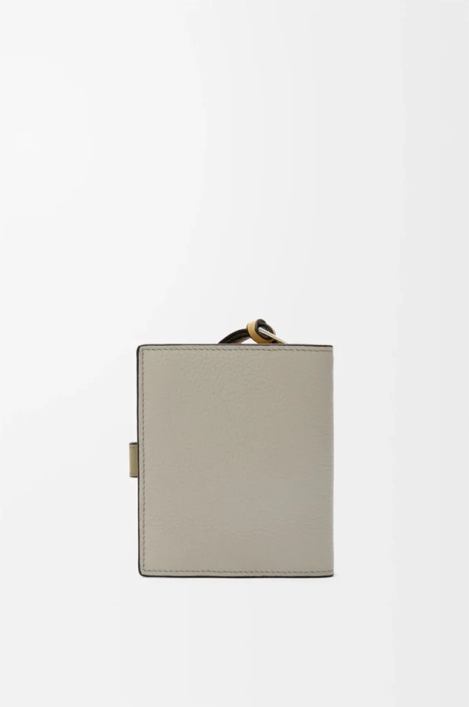 Kompakte Reißverschlussbrieftasche aus weichem genarbtem Kalbsleder Shell Grey/Eucalyptus