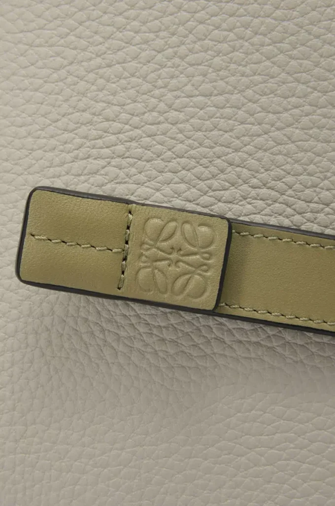 Kompakte Reißverschlussbrieftasche aus weichem genarbtem Kalbsleder Shell Grey/Eucalyptus