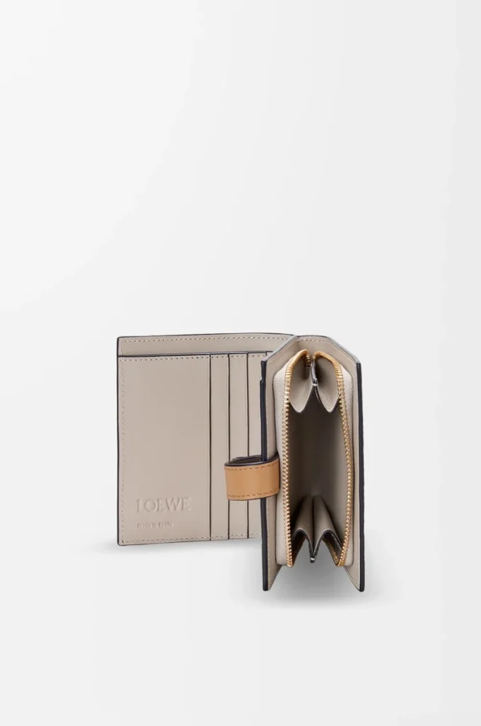 Kompakte Reißverschlussbrieftasche aus weichem genarbtem Kalbsleder Taupe/Gold