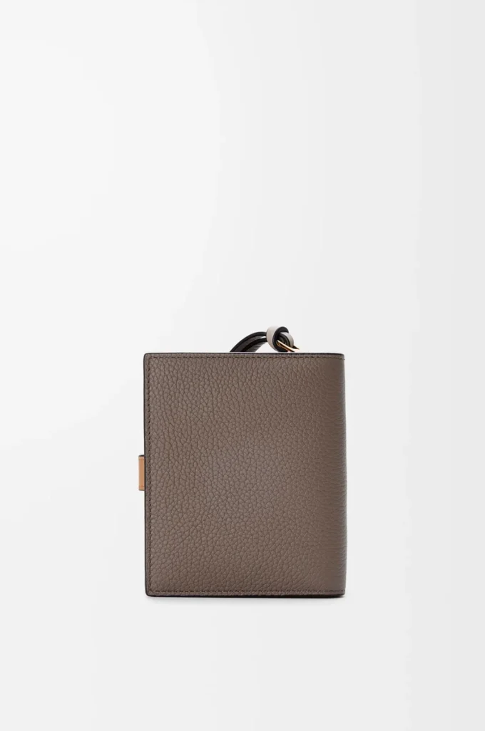 Kompakte Reißverschlussbrieftasche aus weichem genarbtem Kalbsleder Taupe/Gold