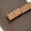 Kompakte Reißverschlussbrieftasche aus weichem genarbtem Kalbsleder Taupe/Gold