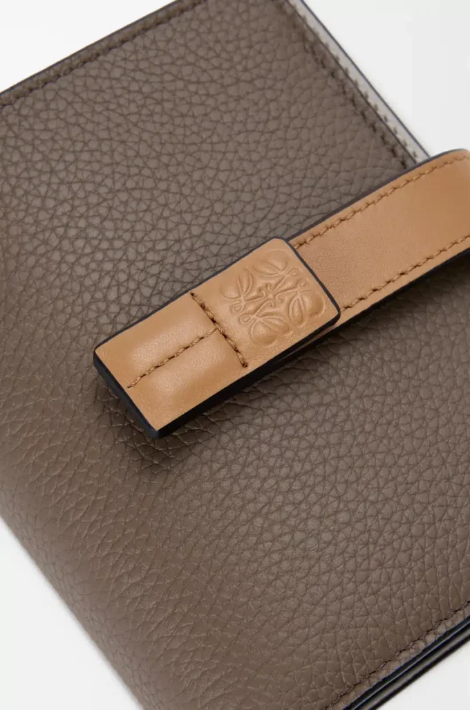 Kompakte Reißverschlussbrieftasche aus weichem genarbtem Kalbsleder Taupe/Gold
