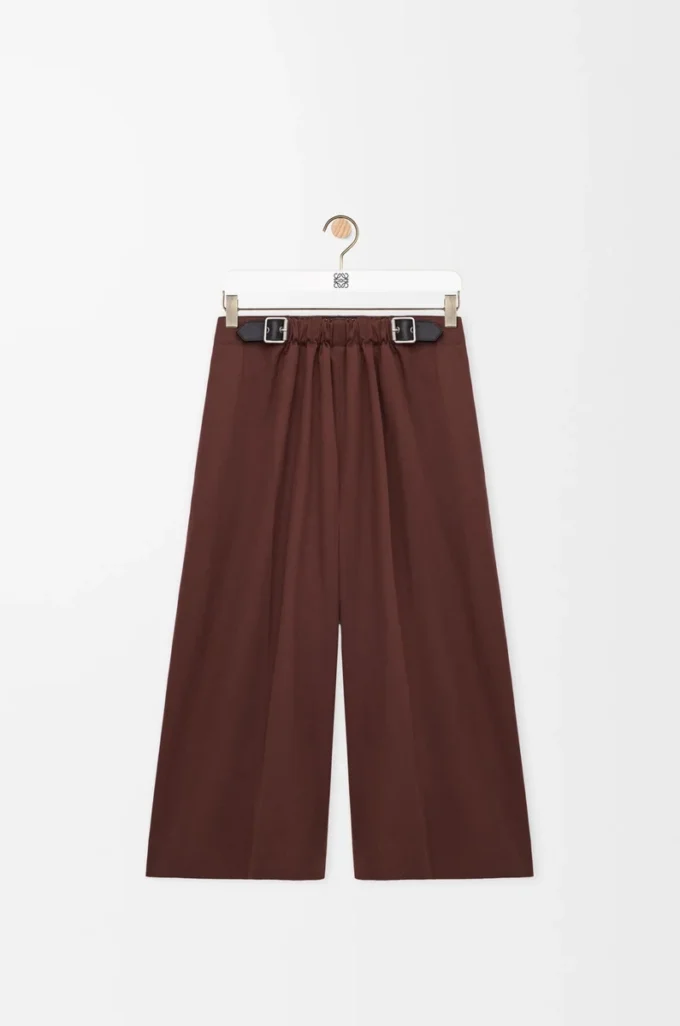 Kurze Hose mit Gürtel aus Baumwolle und Seide Kaffee