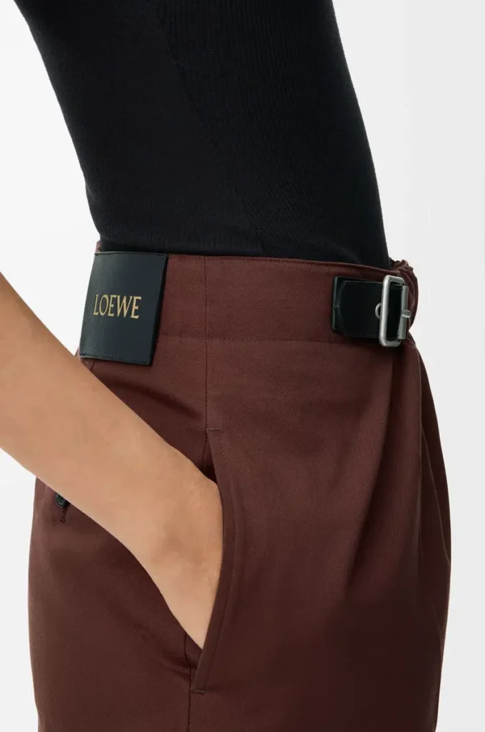 Kurze Hose mit Gürtel aus Baumwolle und Seide Kaffee