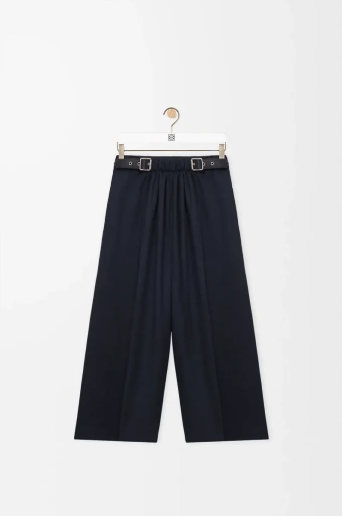 Kurze Hose mit Gürtel aus Wolle in Marineblau