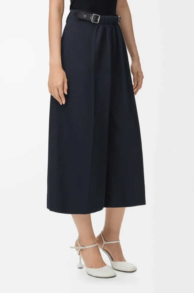 Kurze Hose mit Gürtel aus Wolle in Marineblau