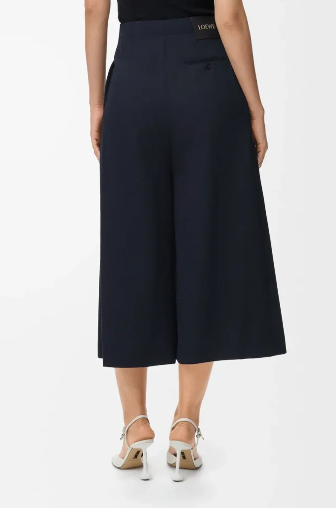 Kurze Hose mit Gürtel aus Wolle in Marineblau