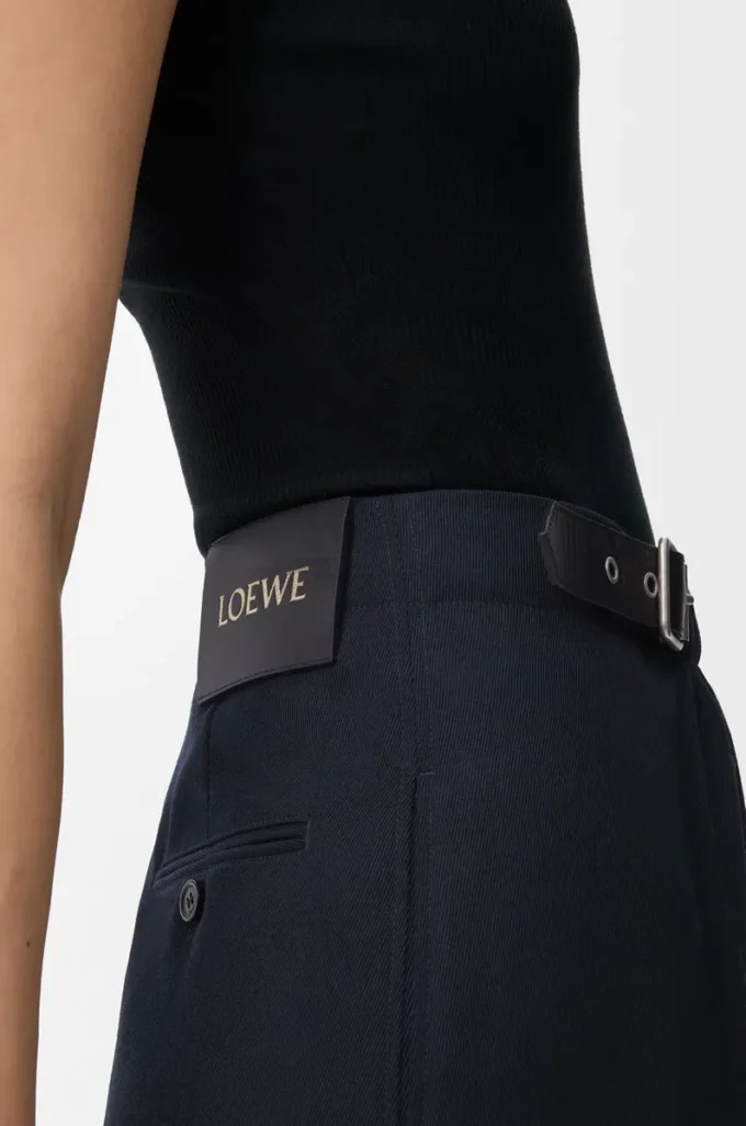 Kurze Hose mit Gürtel aus Wolle in Marineblau