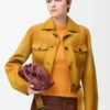 Kurze Jacke aus hellbraunem Lammwildleder