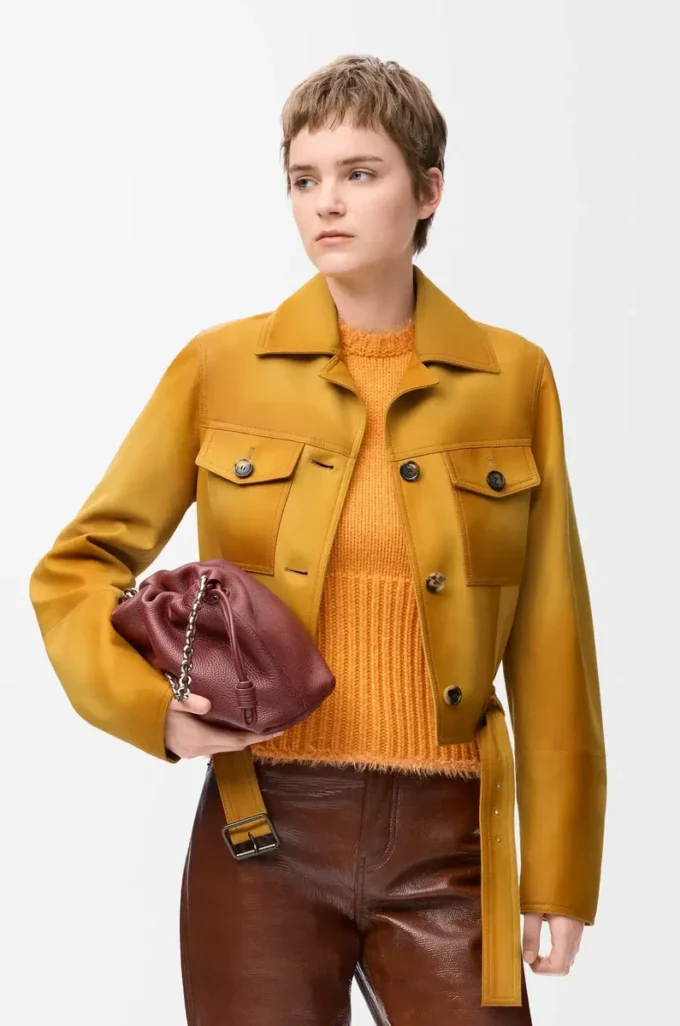 Kurze Jacke aus hellbraunem Lammwildleder