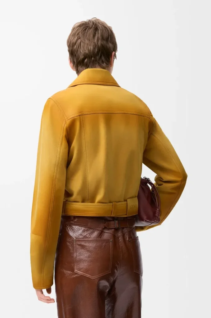 Kurze Jacke aus hellbraunem Lammwildleder