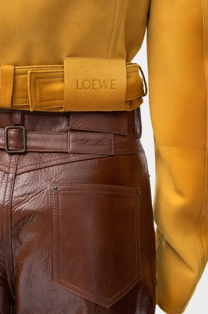Kurze Jacke aus hellbraunem Lammwildleder