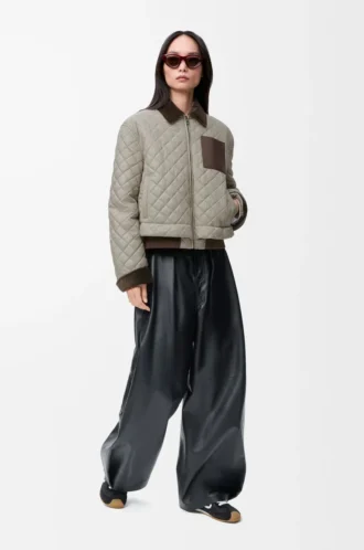 Kurze Jacke aus technischem Stoff Mittelgrau