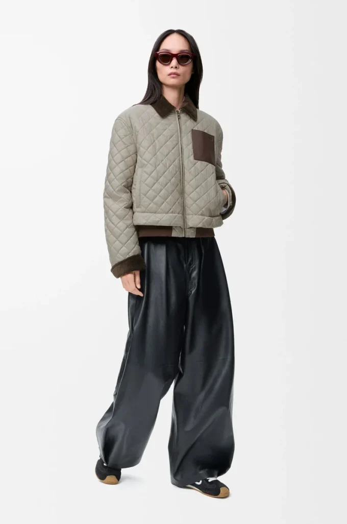 Kurze Jacke aus technischem Stoff Mittelgrau