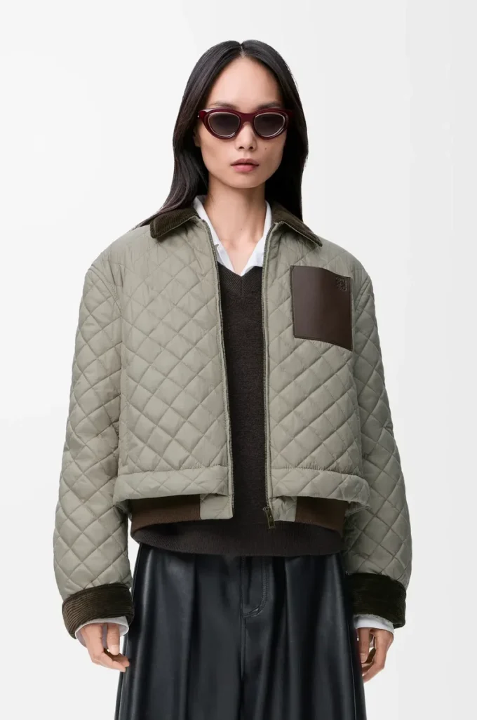 Kurze Jacke aus technischem Stoff Mittelgrau