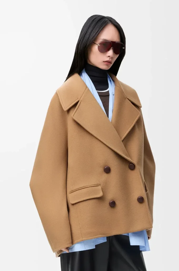 Kurzer Mantel aus Wolle in Camel