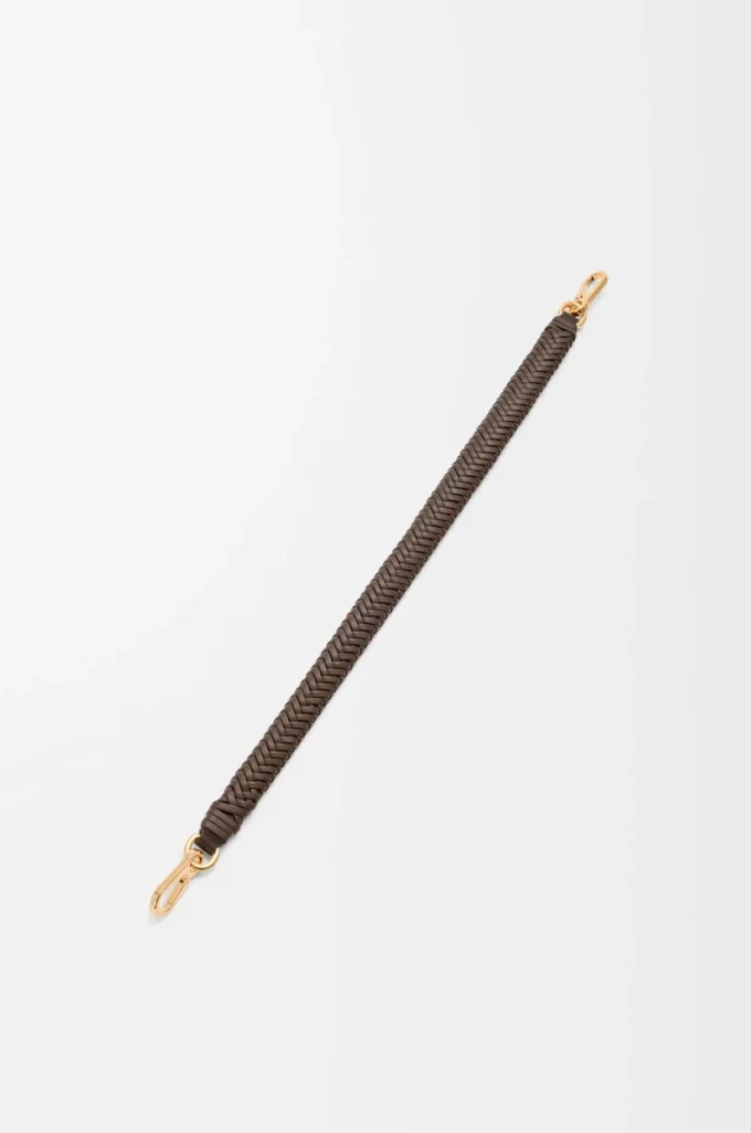 Kurzer Riemen „Arrow” aus klassischem Kalbsleder in Chocolate
