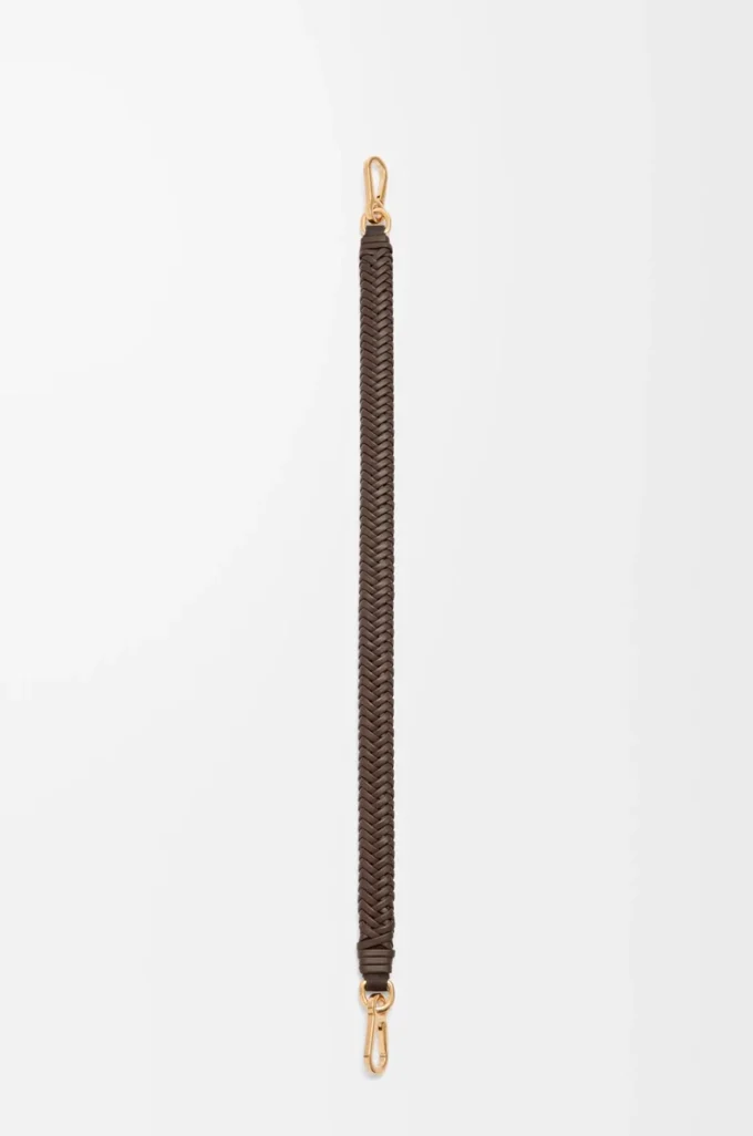Kurzer Riemen „Arrow” aus klassischem Kalbsleder in Chocolate