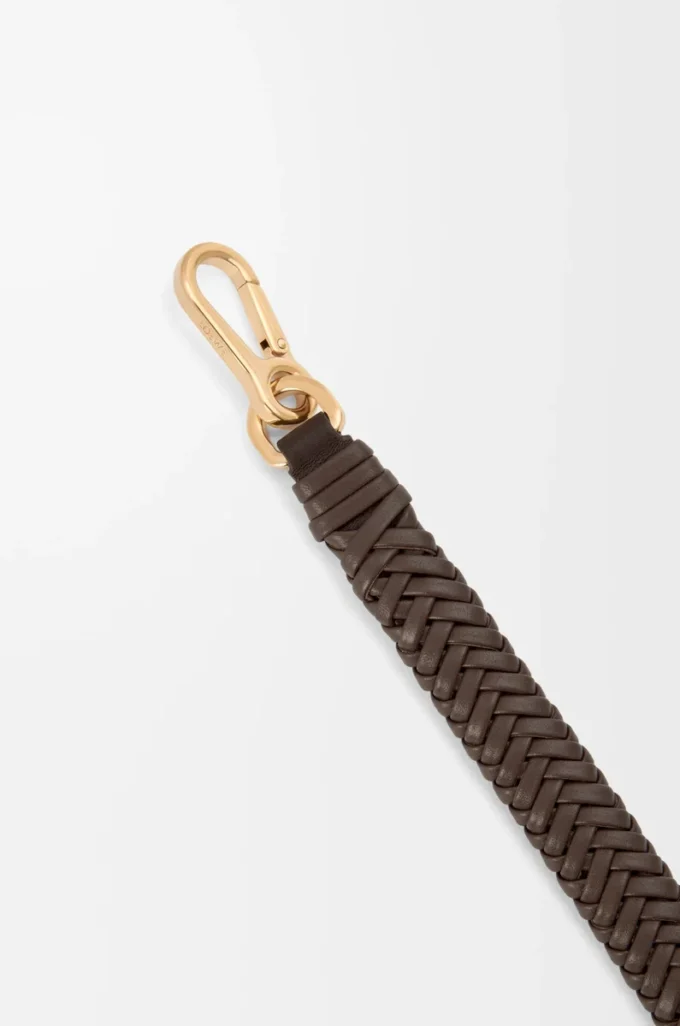 Kurzer Riemen „Arrow” aus klassischem Kalbsleder in Chocolate