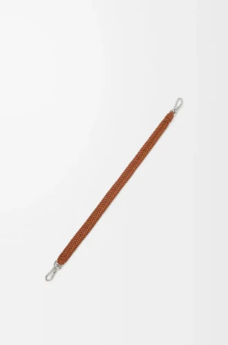 Kurzer Riemen „Arrow” aus klassischem Kalbsleder in Squirrel