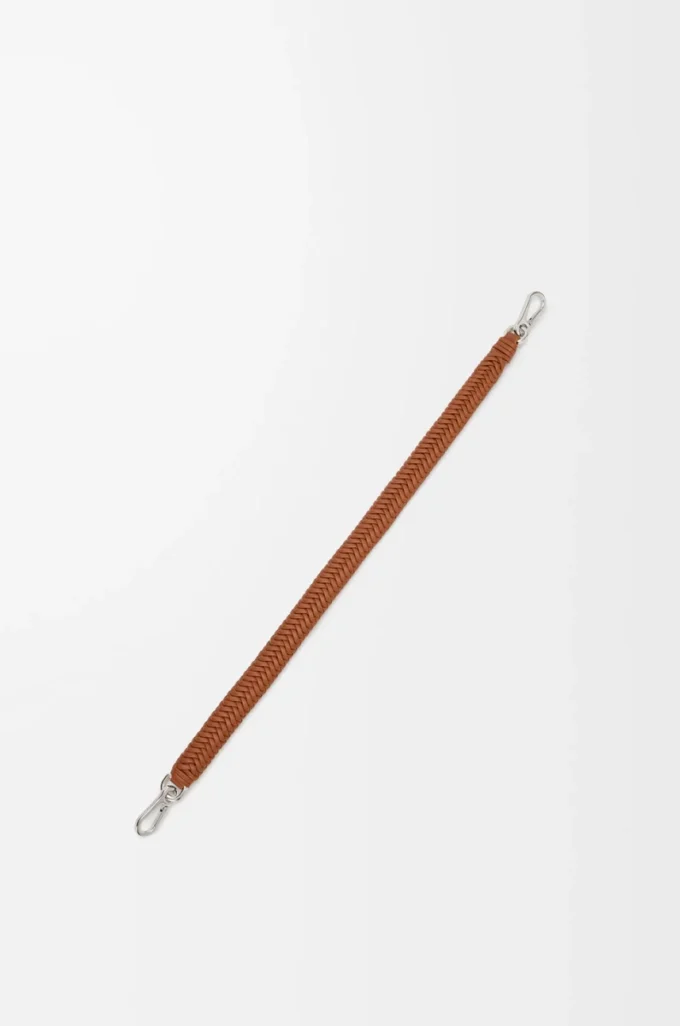 Kurzer Riemen „Arrow” aus klassischem Kalbsleder in Squirrel