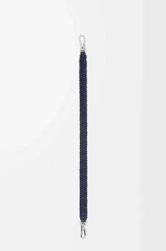 Kurzer Riemen mit Pfeilmuster aus klassischem Kalbsleder in Deep Navy