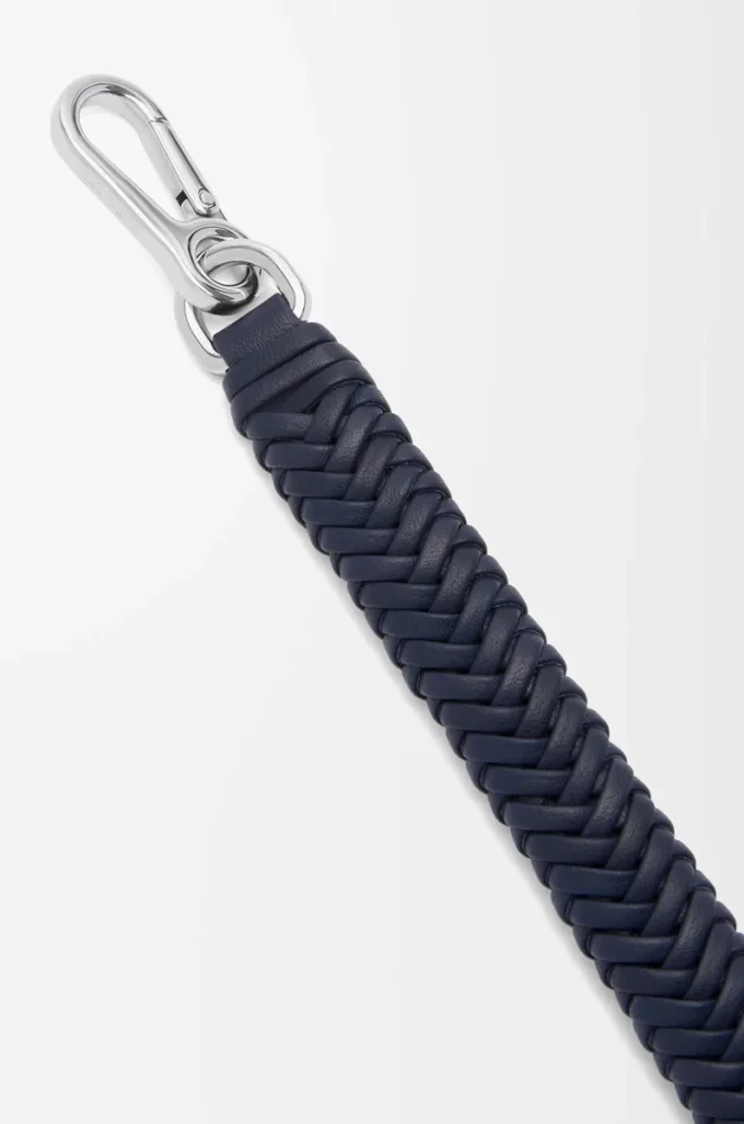 Kurzer Riemen mit Pfeilmuster aus klassischem Kalbsleder in Deep Navy